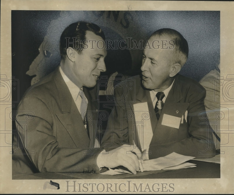 Load image into Gallery viewer, 1949 Press Photo Wilburn Wilson and Phillip Hannan discuss United States, Russia
