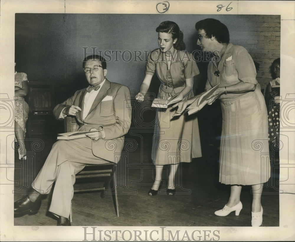 1950 Press Photo Ben Hanley and Marlene Bechens, Mrs. Francis Forest in play