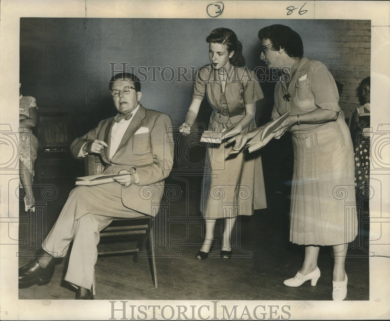 Load image into Gallery viewer, 1950 Press Photo Ben Hanley and Marlene Bechens, Mrs. Francis Forest in play
