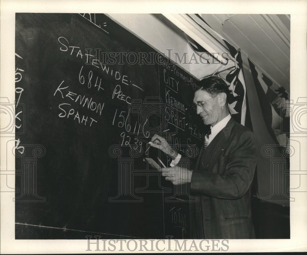 1952 Press Photo John H. McBride at Kennon Headquarters for Election- Historic Images