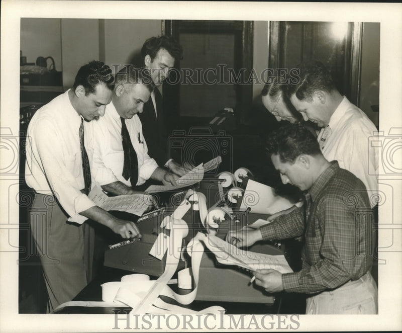 Load image into Gallery viewer, 1952 Press Photo Police Headquarters, Men tallying election results - nox24423
