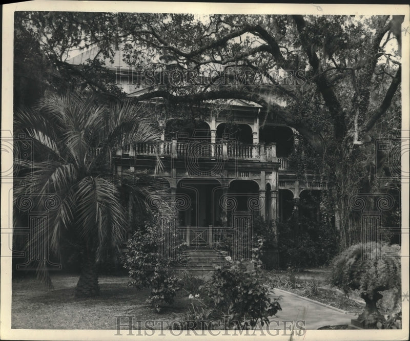 Load image into Gallery viewer, 1947 Press Photo Front view of Winla Hall, owned by Mr. and Mrs. A. Baldwin Wood
