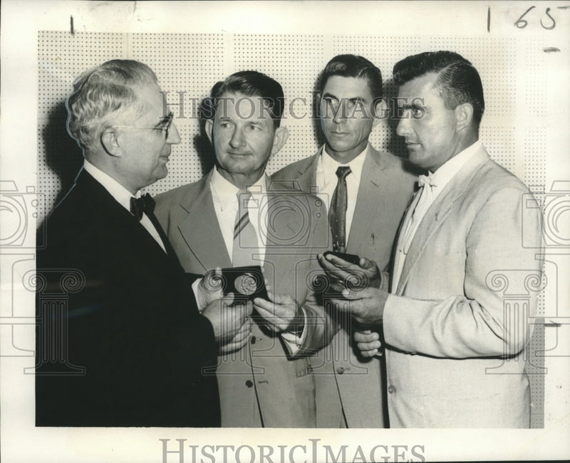 Load image into Gallery viewer, 1957 Press Photo Presidents Medal of the National Safety Council presented
