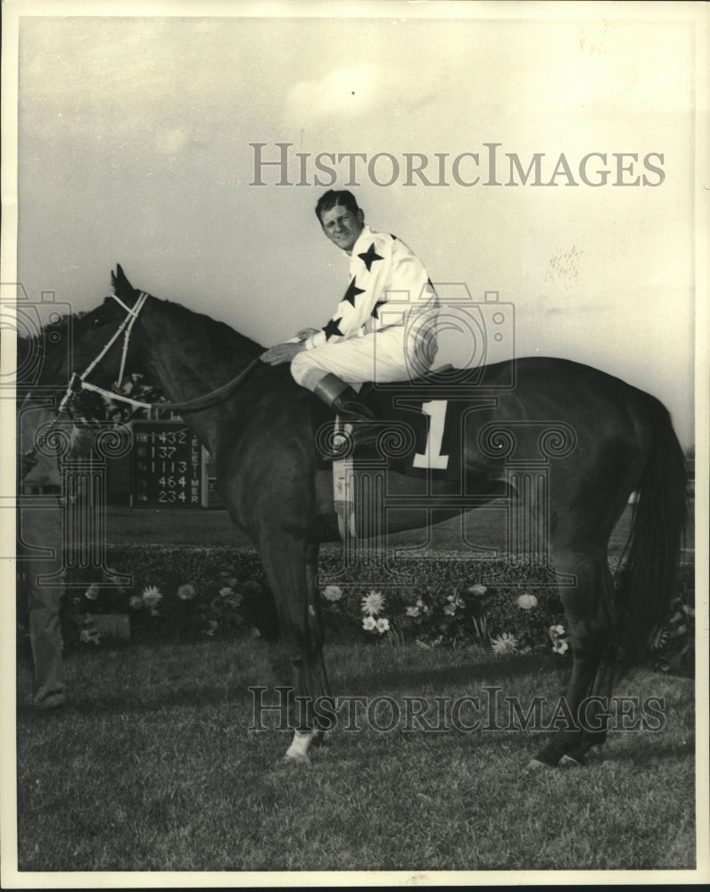 Load image into Gallery viewer, Press Photo Dapper Delegate with Jockey Johnny Heckmann - nox24605
