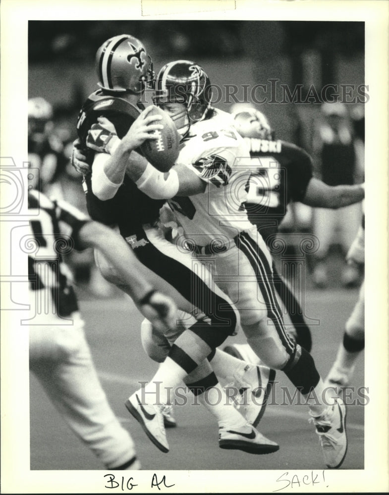 1988 Press Photo Football Players Bobby Hebert and Tim Green in game with Others