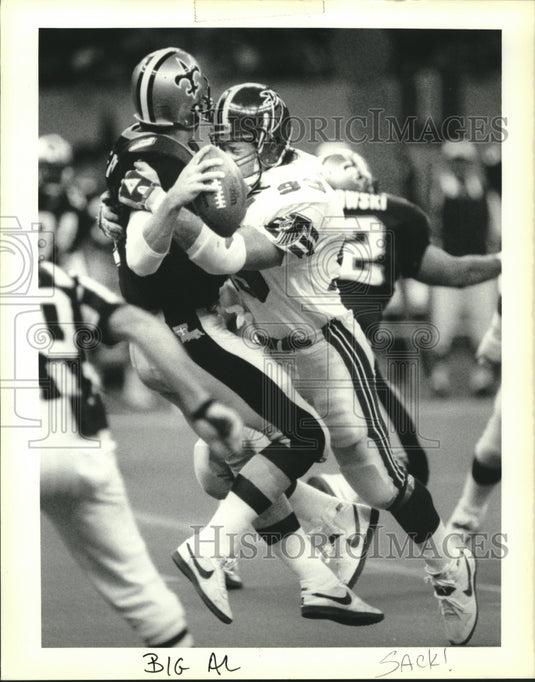 1988 Press Photo Football Players Bobby Hebert and Tim Green in game with Others