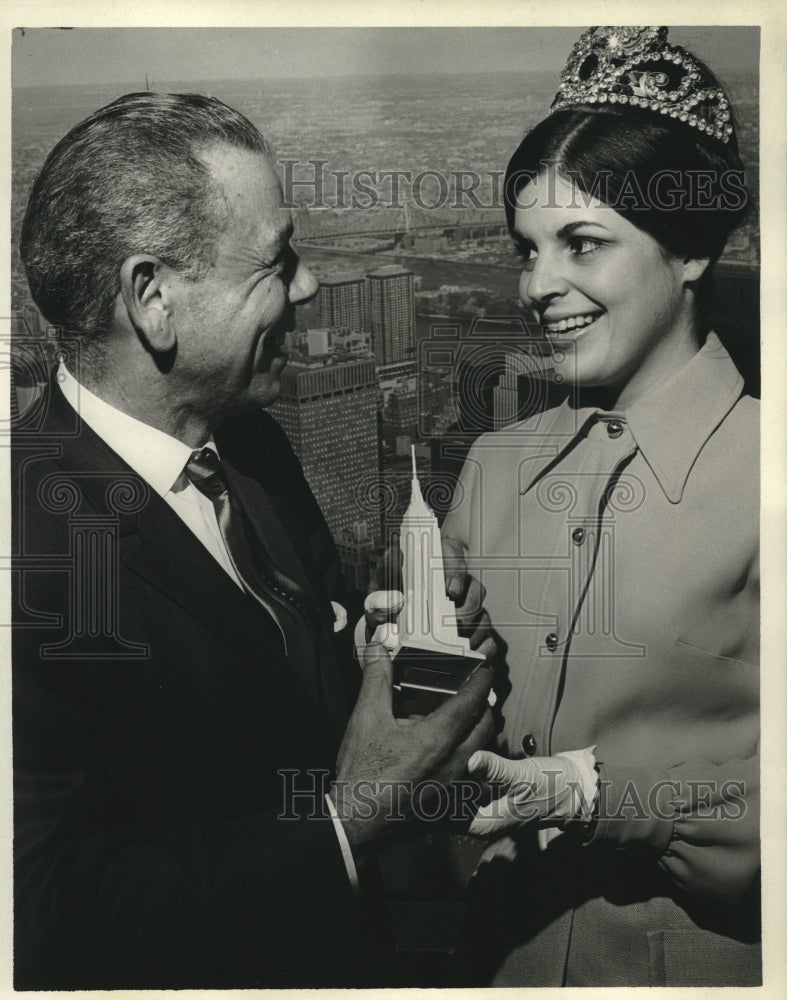 Load image into Gallery viewer, 1968 Press Photo Queen Sugar XXVI Jan Marie Hebert Visits Empire State Building
