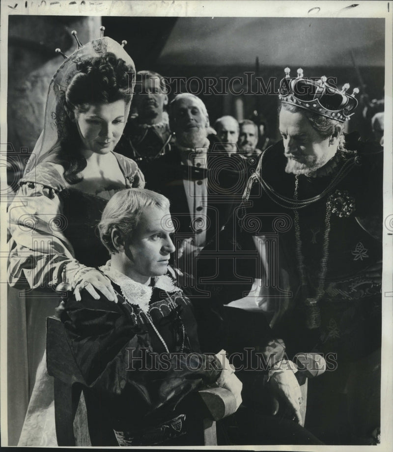 Load image into Gallery viewer, 1979 Press Photo Eileen Herlie plays Gerrude with Others in Shakespeare's Hamlet
