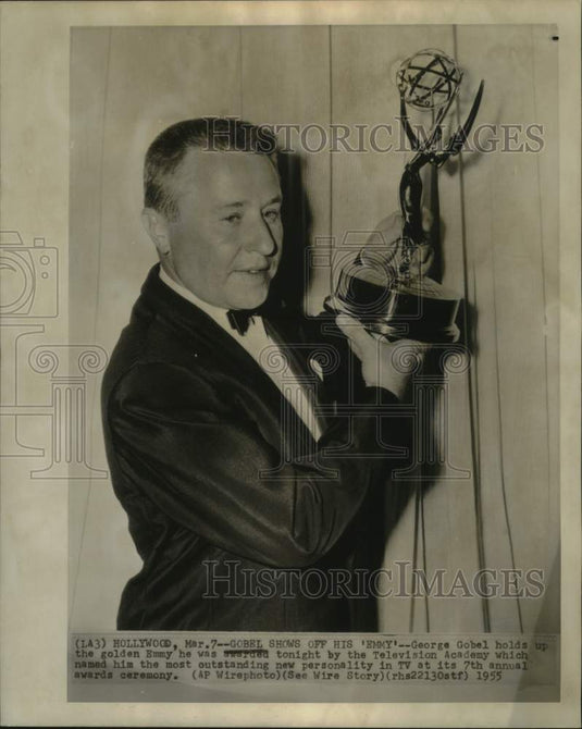 1955 Press Photo Actor/Comedian George Gobel Shows Off Emmy Award in Hollywood