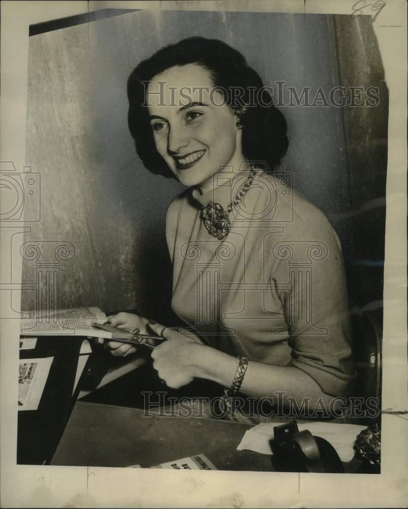 1951 Press Photo International Trade Mart Employee Audre Hammett, New Orleans