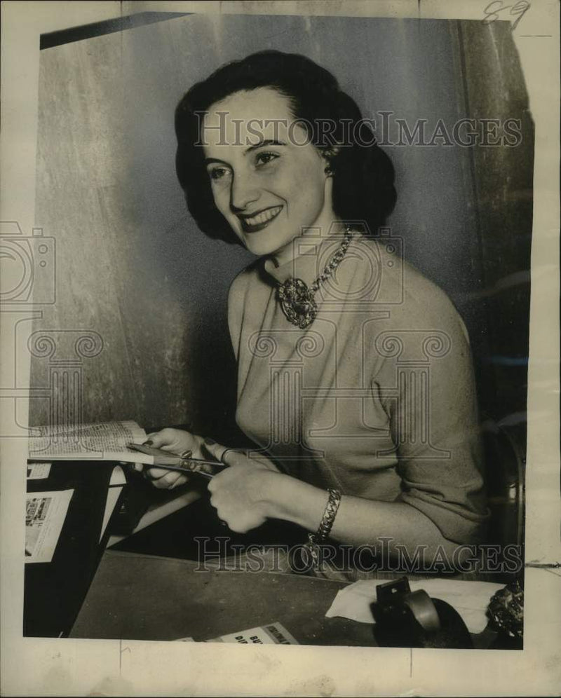 Load image into Gallery viewer, 1951 Press Photo International Trade Mart Employee Audre Hammett, New Orleans
