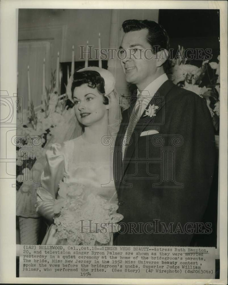 Load image into Gallery viewer, 1954 Press Photo Actress Ruth Hampton, Singer Byron Palmer at Wedding Ceremony
