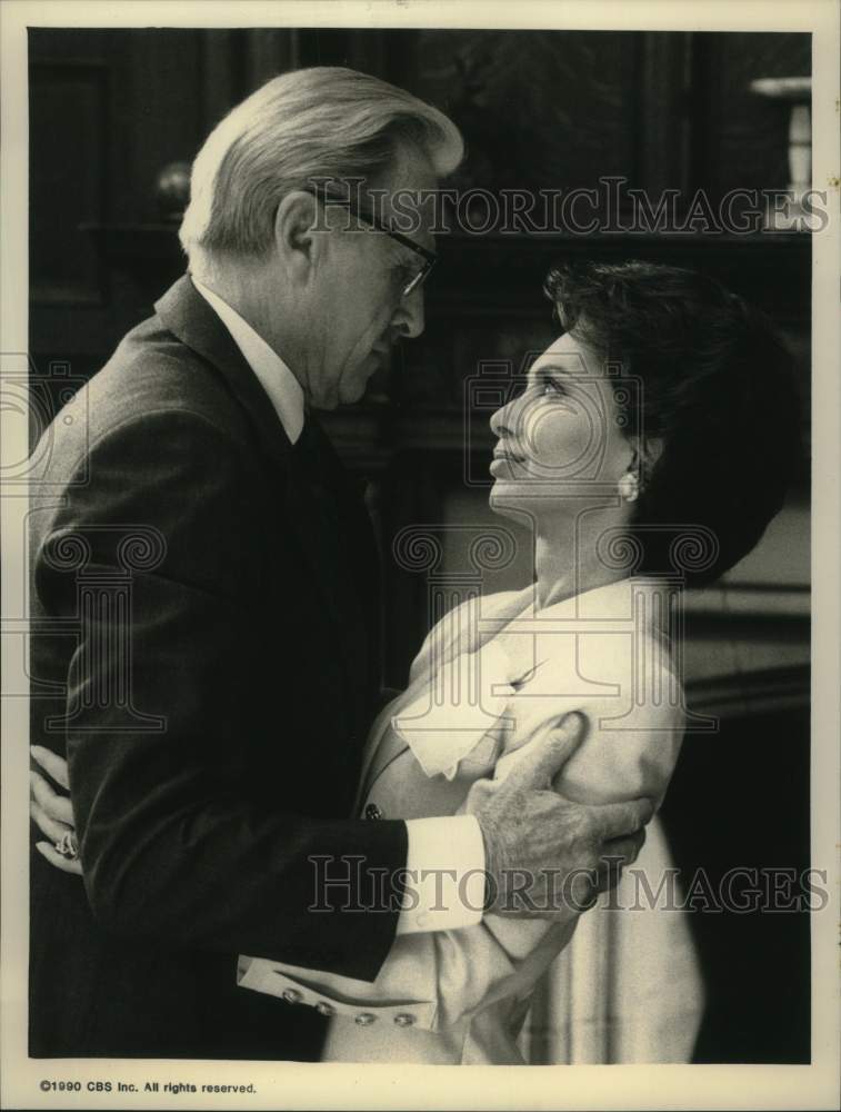 1990 Press Photo Actors Lloyd Bridges, Suzanne Pleshette in "The Queen of Mean"