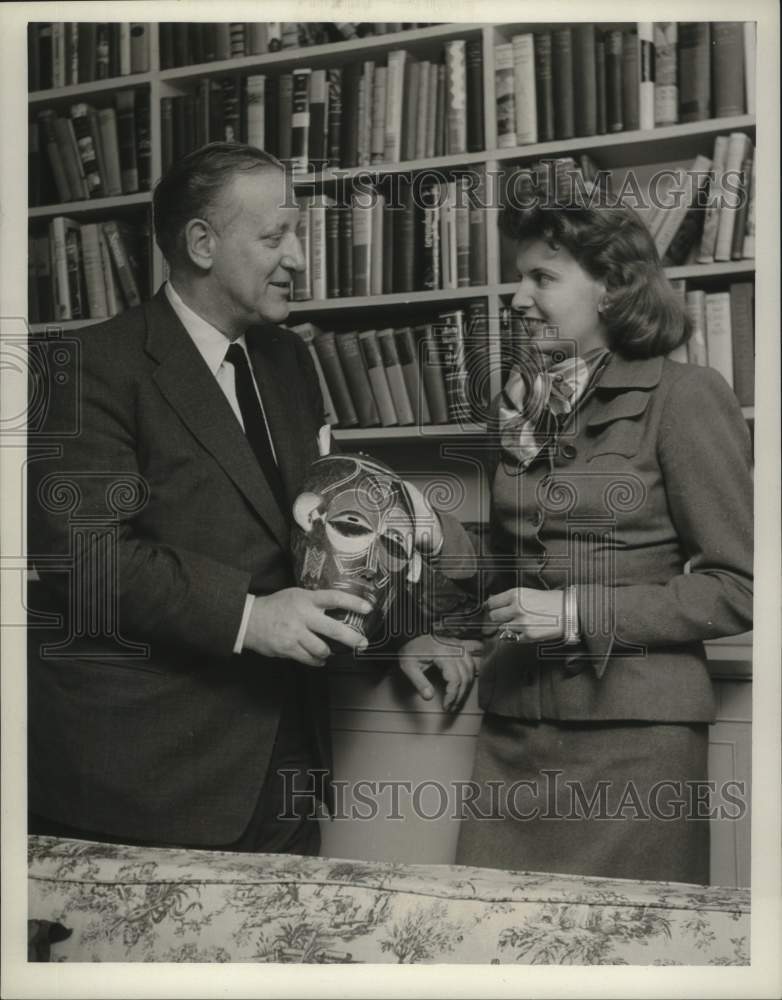 Load image into Gallery viewer, 1955 Press Photo Journalist/Author and Wife Jane on "Person to Person"

