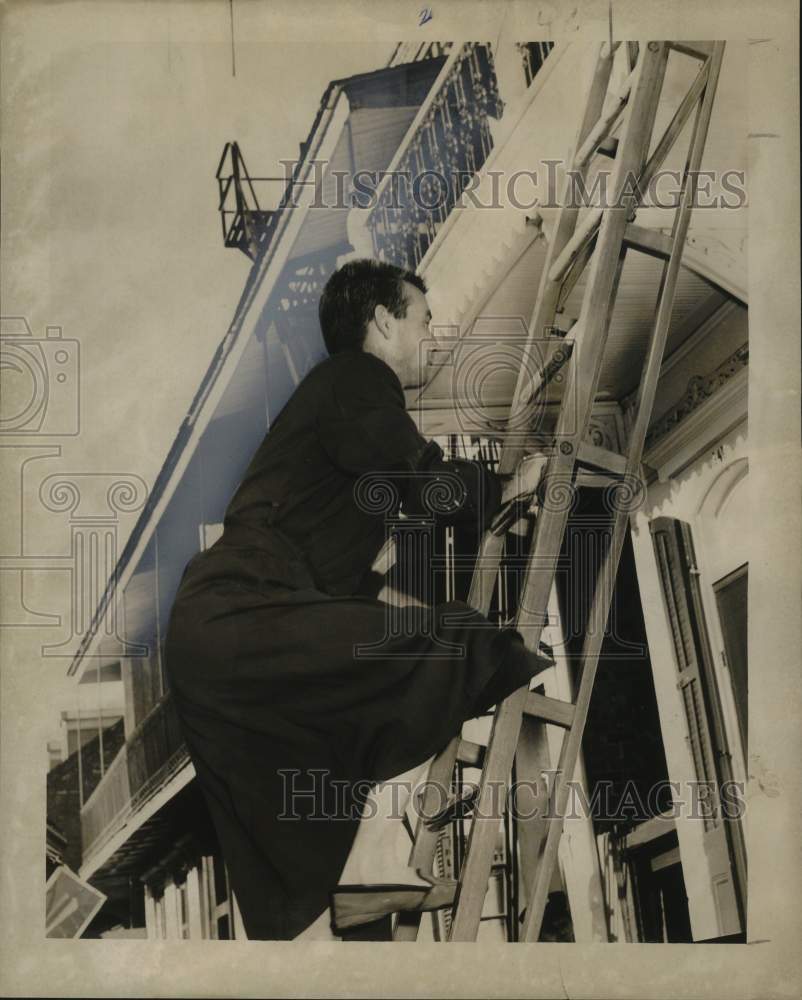 1954 Press Photo Warren Guthrie Escapes New Orleans Rooming House Fire on Ladder