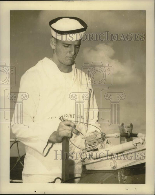 1951 Press Photo Navy Man John E. Gutknecht Works at Sea - nox25027