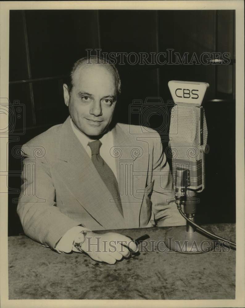 Load image into Gallery viewer, 1954 Press Photo Psychologist Dr. Robert Gomburg, "Make Up Your Mind" Panelist
