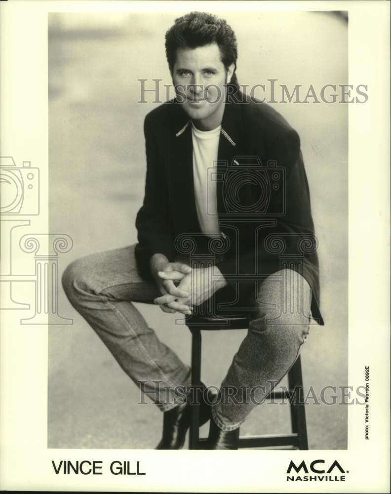 Load image into Gallery viewer, 1994 Press Photo Country Singer-Songwriter Vince Gill - nox25099
