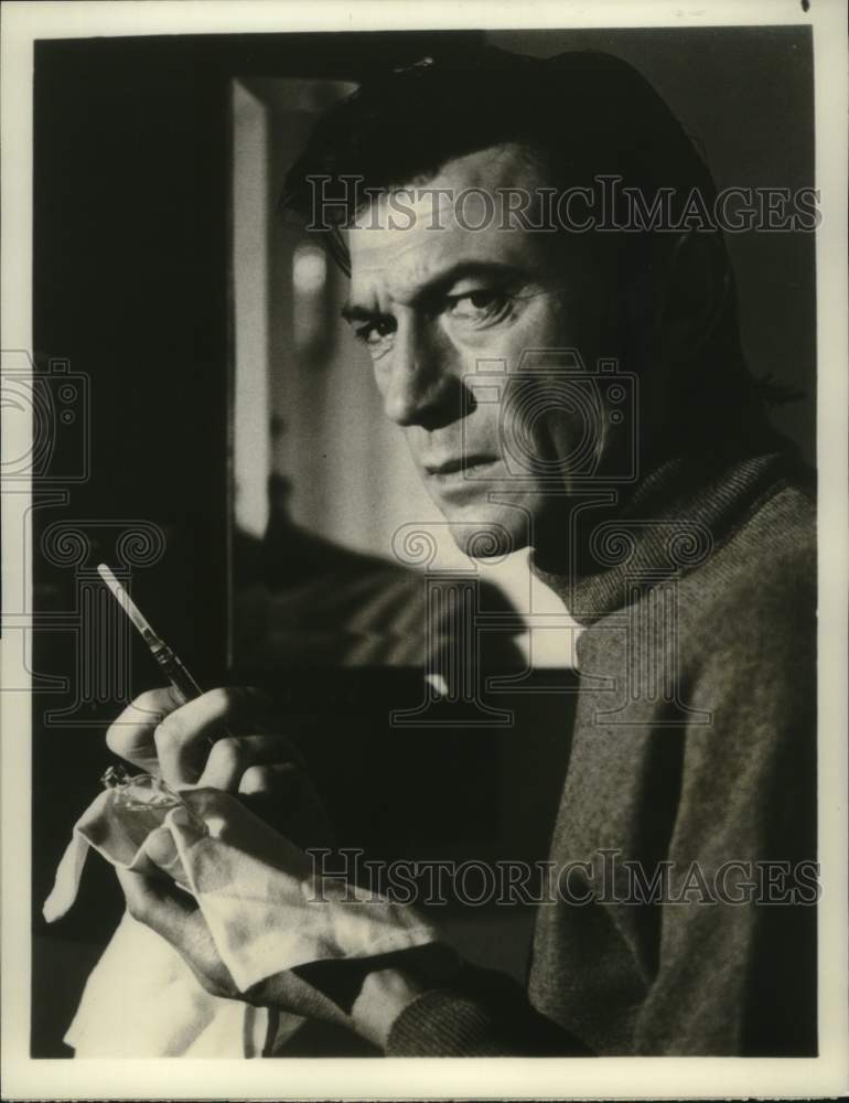 1977 Press Photo Actor Laurence Harvey in "Welcome to Arrow Beach" - nox25125