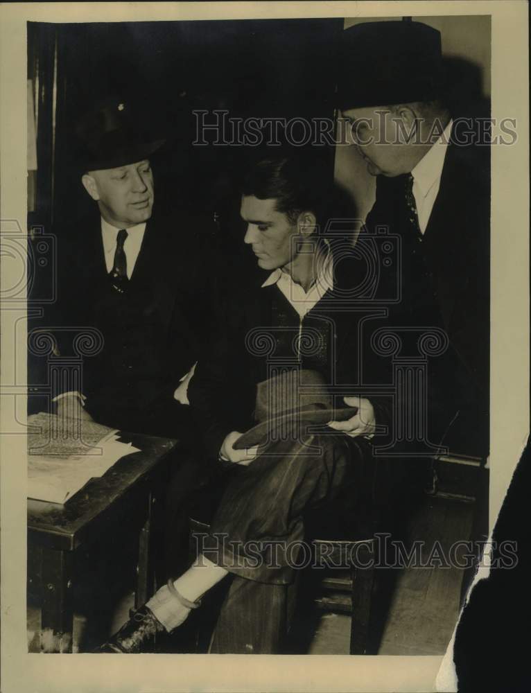 1940 Press Photo Robber Alfred J. Helscher with Arresting New Orleans Detectives