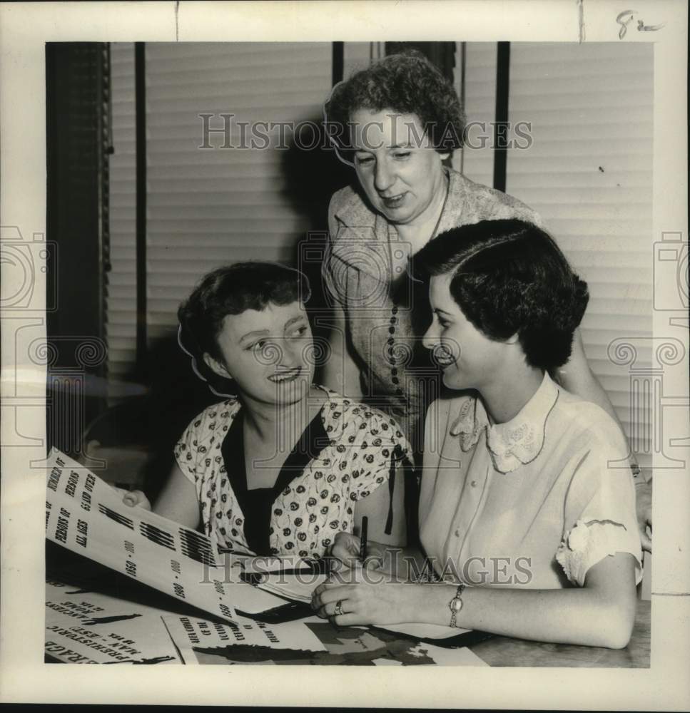 1954 Press Photo Orleans Parish Department of Public Welfare Supervisor, Clerks