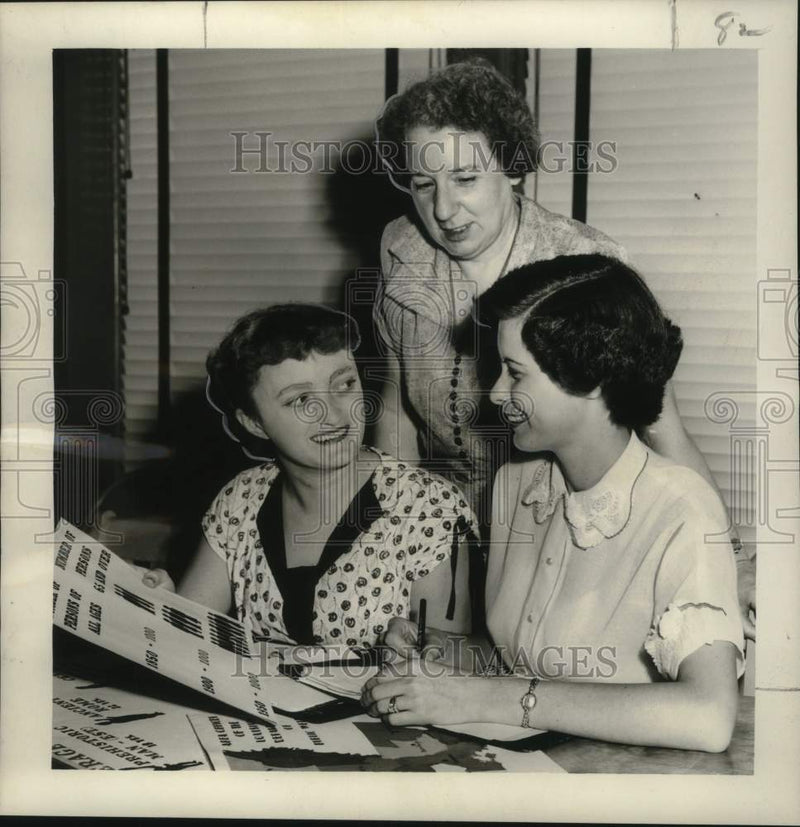 Load image into Gallery viewer, 1954 Press Photo Orleans Parish Department of Public Welfare Supervisor, Clerks
