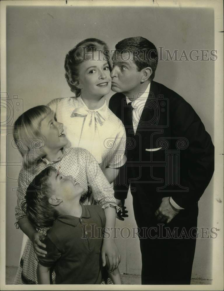 1963 Press Photo Actors in &quot;Peter Loves Mary&quot; Family - nox25426