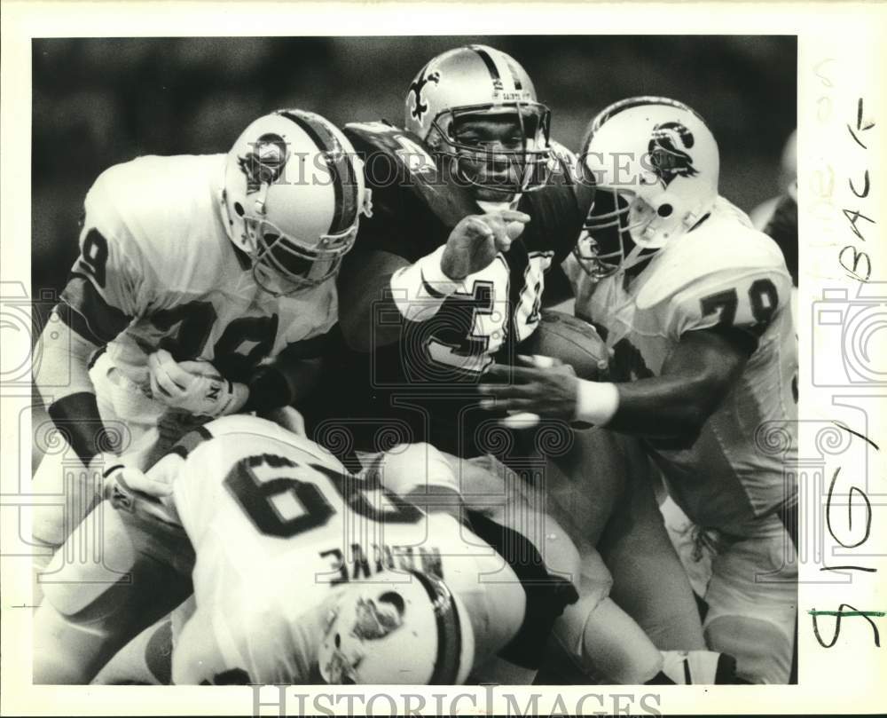 1988 Press Photo Saints&#39; Craig Heyward and Tampa in Football Field Action