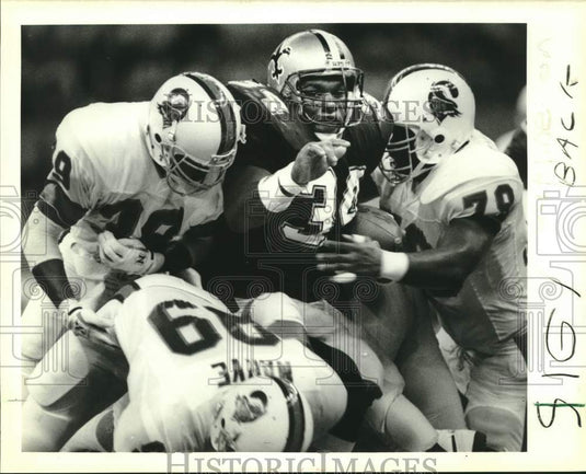 1988 Press Photo Saints' Craig Heyward and Tampa in Football Field Action