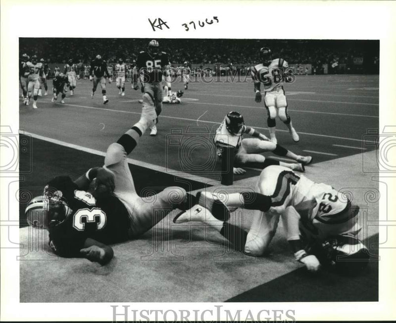 Load image into Gallery viewer, 1991 Press Photo Saints Versus Vikings Football Game - nox25454
