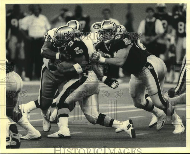 Load image into Gallery viewer, 1990 Press Photo Saints Footballer Craig Heyward Runs against 49ers - nox25455
