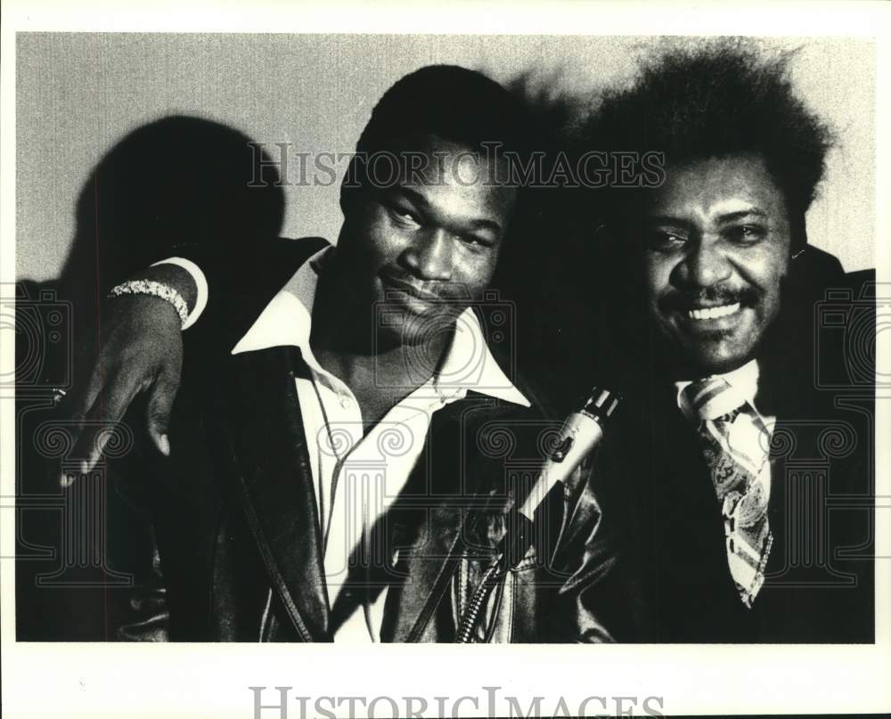 1980 Press Photo Boxer Larry Holmes with Promoter Don King - nox25468