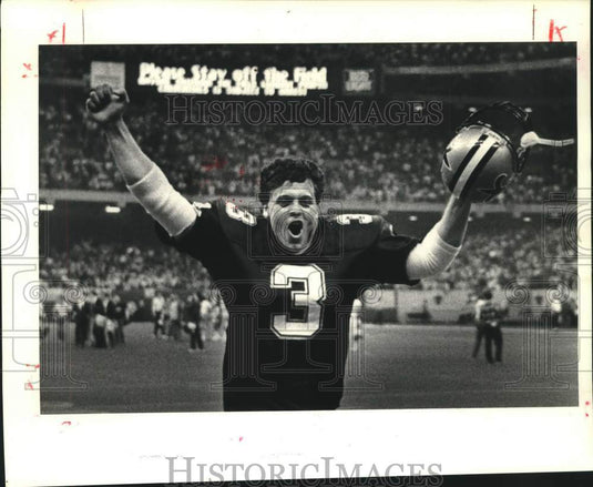 1987 Press Photo Saints Footballer Bobby Hebert Celebrates Victory over Giants