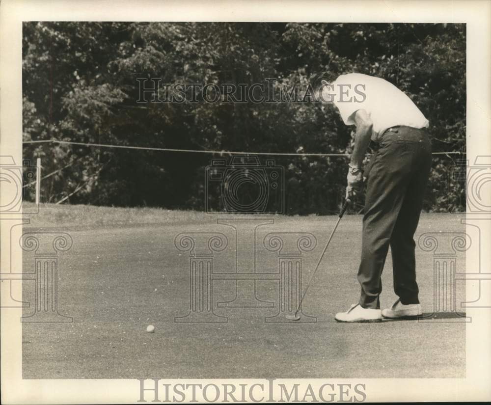 1969 Press Photo Golfer Dave Hill on Green - nox25527