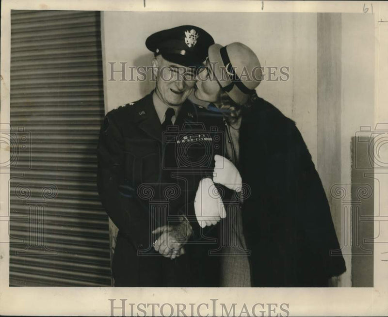 Load image into Gallery viewer, 1949 Press Photo 3rd Army General Alvin C. Gillem Meets Daughter in New Orleans
