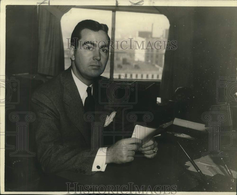 Load image into Gallery viewer, 1942 Press Photo Robert A. Guerin - nox25574
