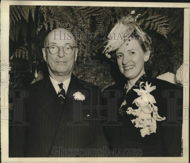 Load image into Gallery viewer, 1942 Press Photo Steel Magnate Tom Mercer Girdler and Bride, New York
