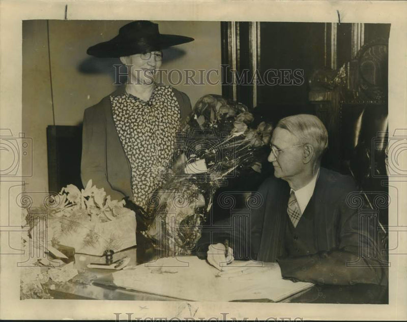 Load image into Gallery viewer, 1941 Press Photo Judge Walter Gleason Signs Last Order with Wife, New Orleans
