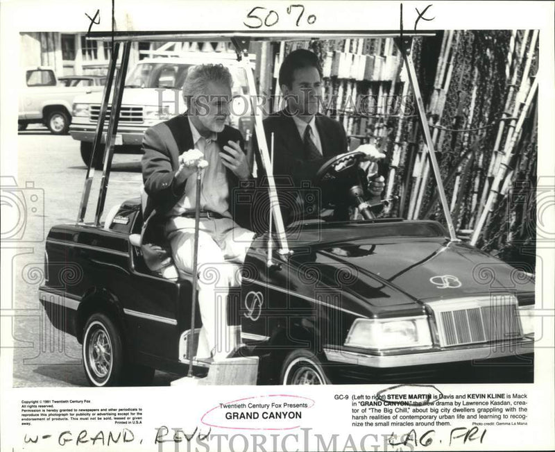 Load image into Gallery viewer, 1991 Press Photo Actors Steve Martin, Kevin Kline in "Grand Canyon" - nox25630
