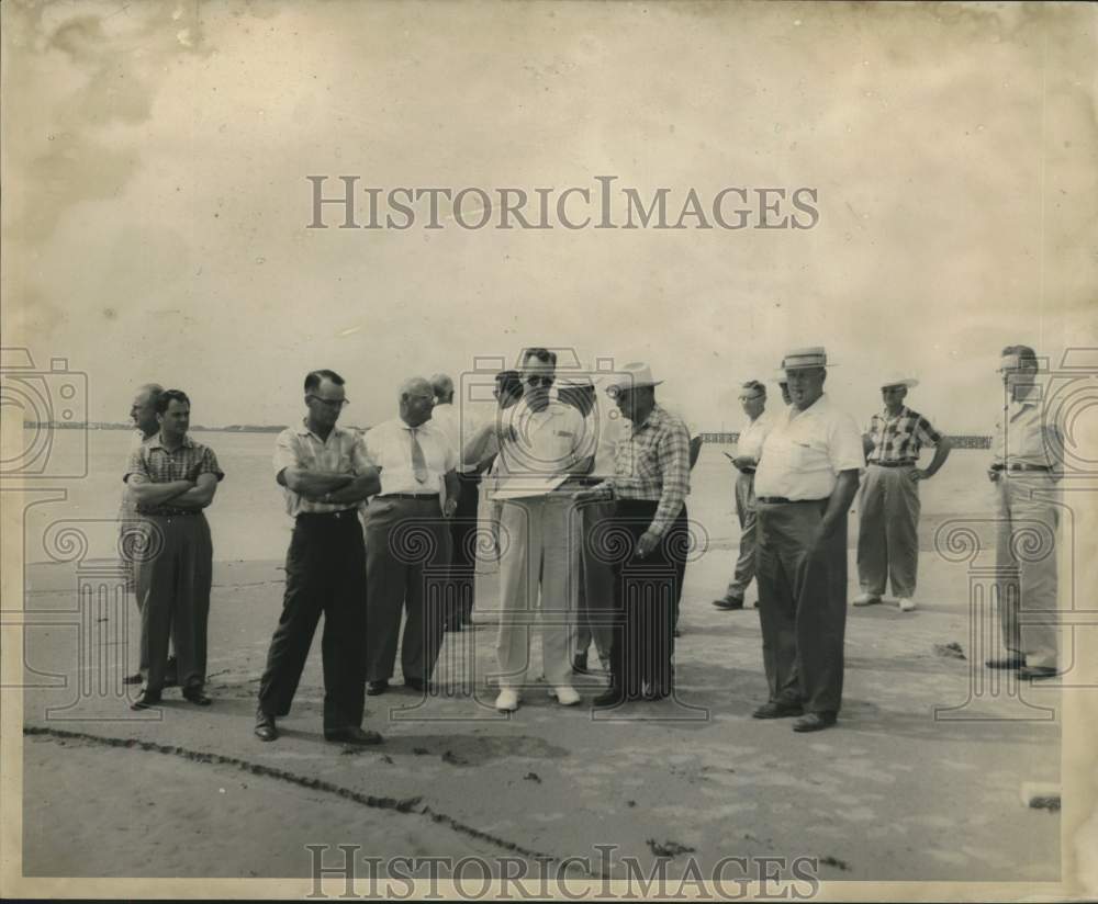1959 Press Photo Men on Beach on Grand Isle, Louisiana - nox25652