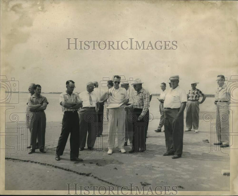 Load image into Gallery viewer, 1959 Press Photo Men on Beach on Grand Isle, Louisiana - nox25652
