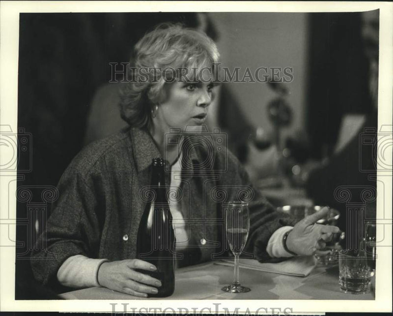 Load image into Gallery viewer, 1987 Press Photo Actress Sharon Gless in "Cagney &amp; Lacey" - nox25686
