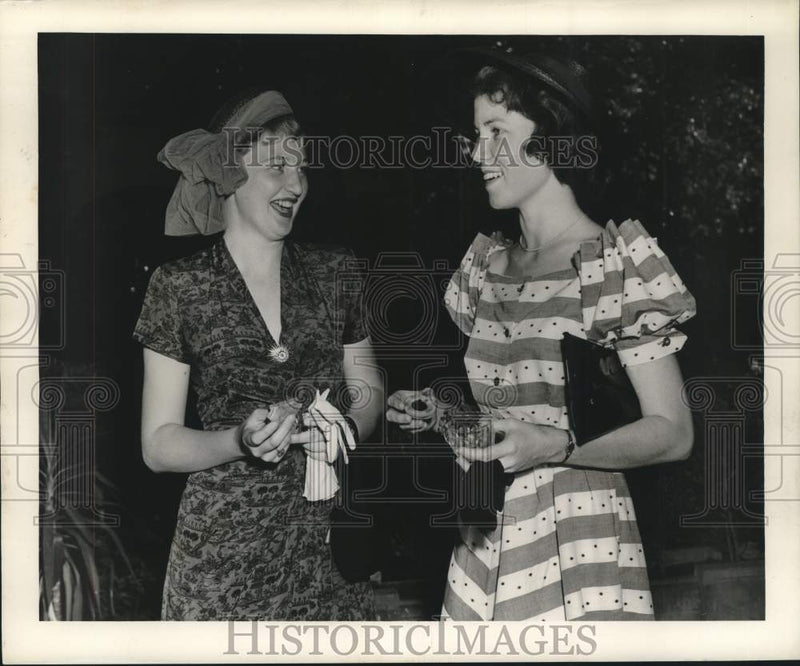 Load image into Gallery viewer, 1950 Press Photo Mrs. Raymond K. Goode, Mrs. Neill P. Jeffery Jr. - nox25754
