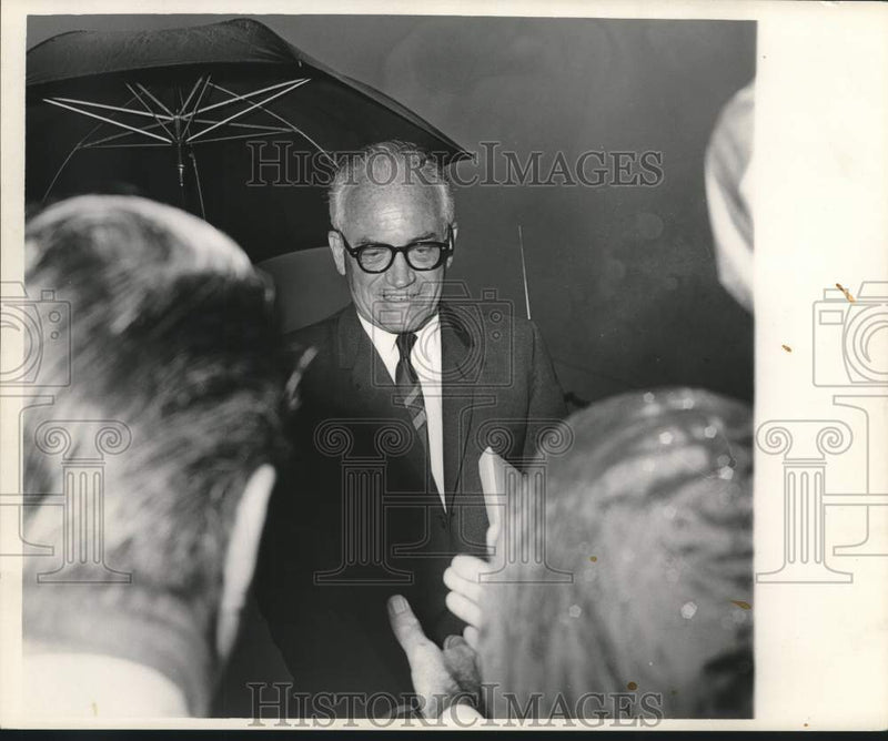 Load image into Gallery viewer, 1964 Press Photo GOP Presidential Nominee Barry Goldwater Arrives in New Orleans
