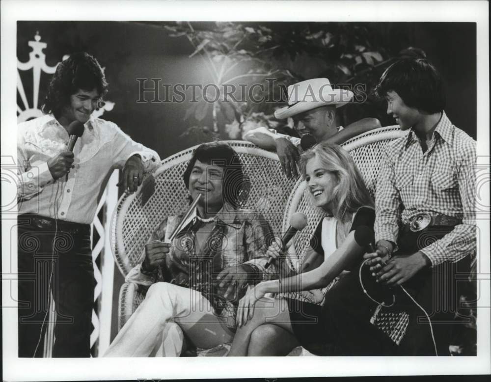 1976 Press Photo Cast of "The Don Ho Show" on set in Hawaii - nox25775