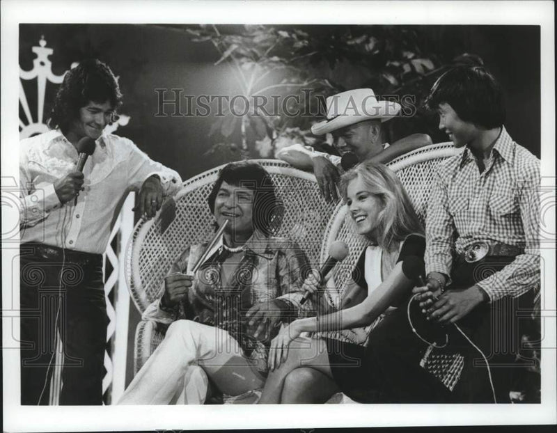 Load image into Gallery viewer, 1976 Press Photo Cast of "The Don Ho Show" on set in Hawaii - nox25775
