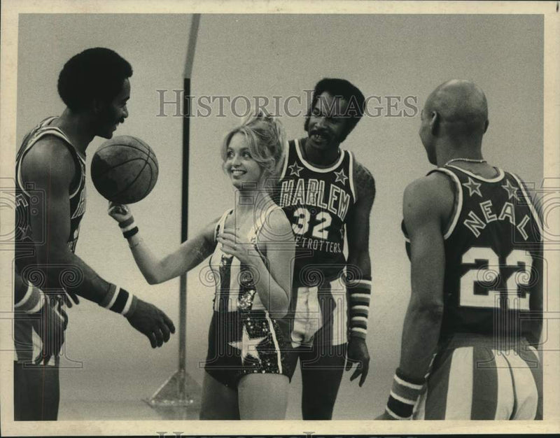 Load image into Gallery viewer, 1978 Press Photo Actor Goldie Hawn with Harlem Globetrotters in "Goldie"
