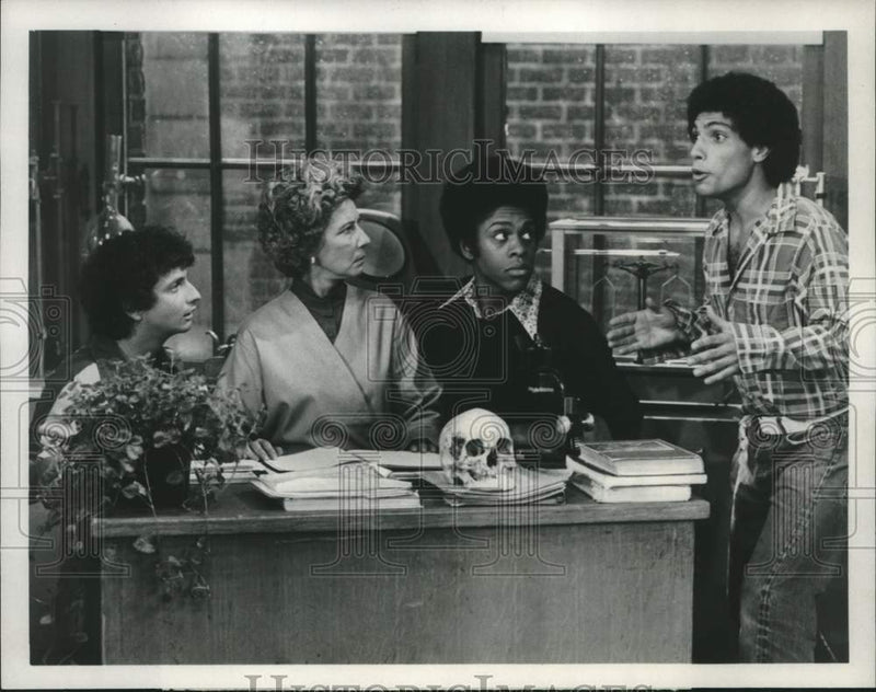 Load image into Gallery viewer, 1979 Press Photo Cast in Scene from "Welcome Back, Kotter" - nox25811
