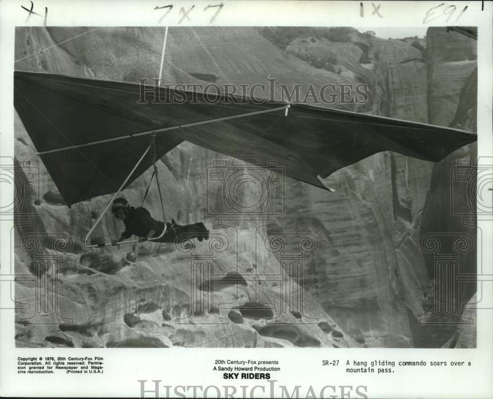 1976 Press Photo Hang Glider in Movie "Sky Riders" - nox25830