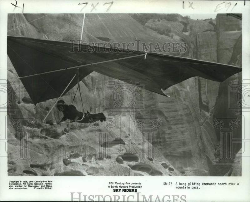 Load image into Gallery viewer, 1976 Press Photo Hang Glider in Movie "Sky Riders" - nox25830
